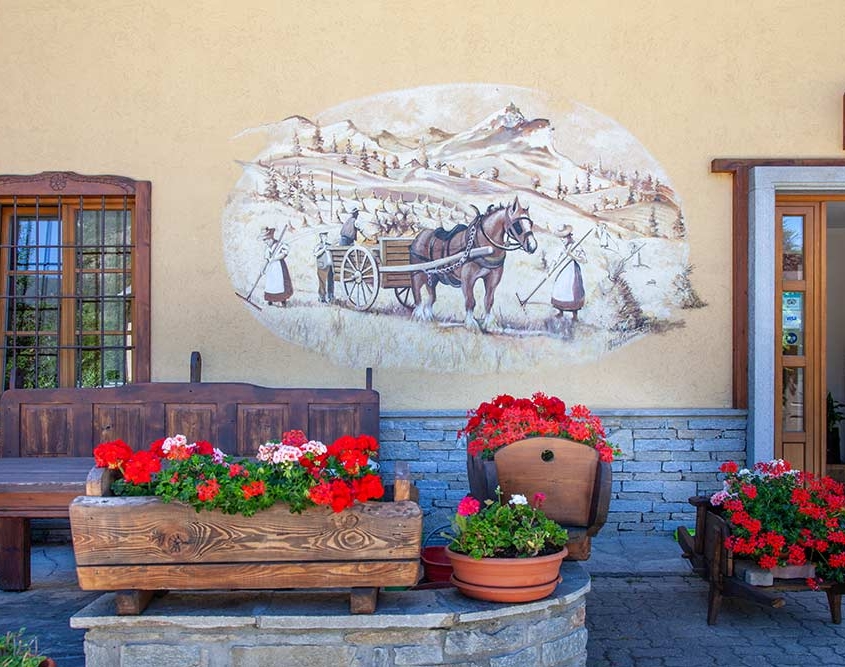 Flowers and mural at La Cascina Genzianella